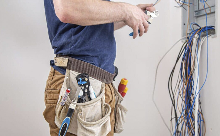 електрик виконує монтаж проводки та підбір кабелю за навантаженням і перерізом